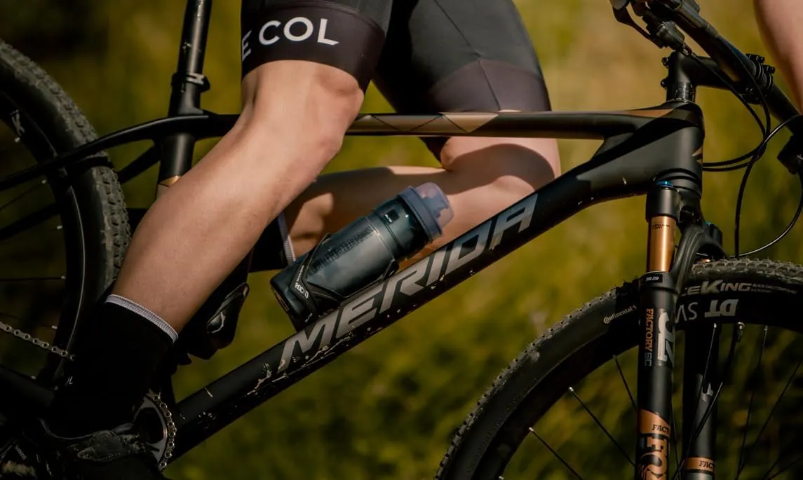 Elite Rocko Carbon Glossy Bottle Cage, White Graphic